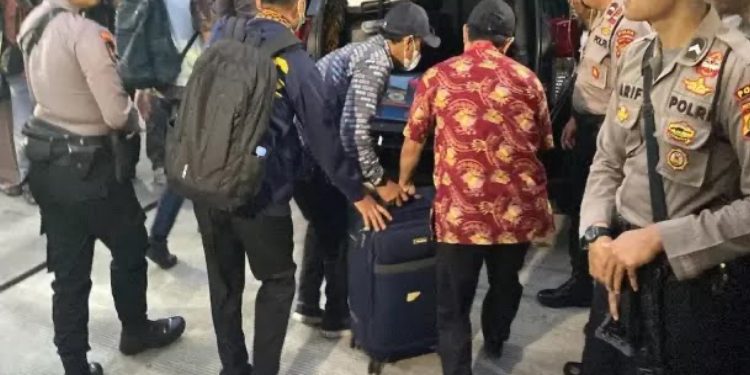 KPK Bawa 1 Koper dari Rumah Hasto Kristiyanto