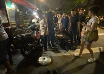 Mobil Tabrak Motor, Gerobak Sate dan Warung Kelontong di Patal Senayan