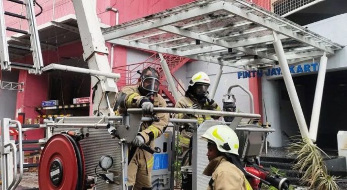 Petugas Pemadam Masih Mencari Korban Hilang Kebakaran Glodok
