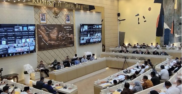 Komisi II DPR RI Rapat Bareng Penyelenggara Pemilu Bahas Opsi Pelantikan Kepala Daerah