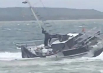 Kapal Yacht Asal Australia Terdampar di Pulau Giliyang