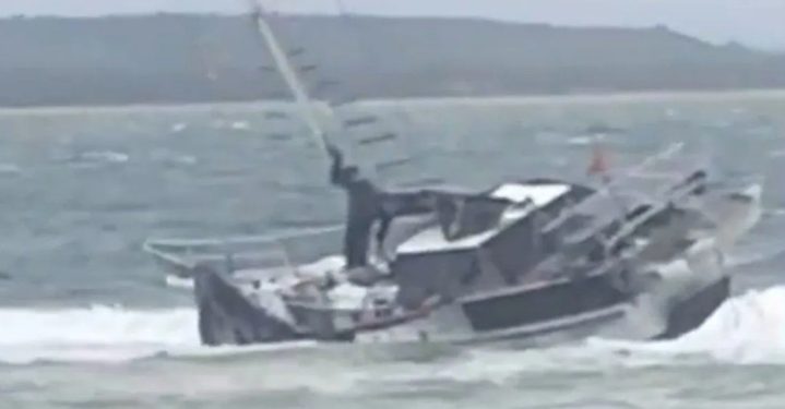 Kapal Yacht Asal Australia Terdampar di Pulau Giliyang