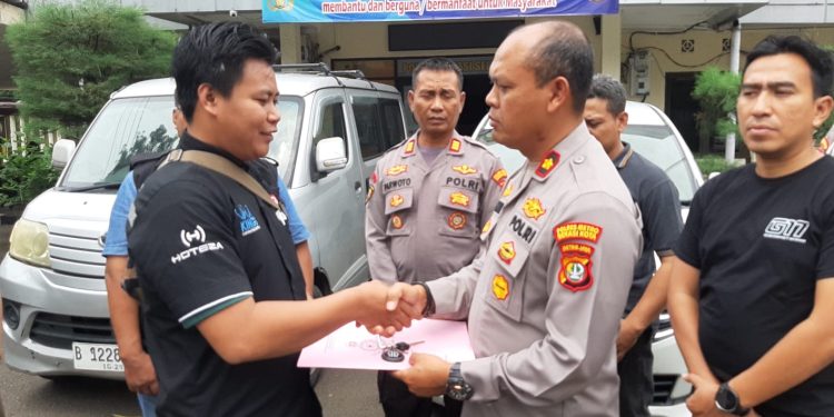 Polsek Bekasi Selatan Serahkan Dua Unit Mobil Hasil Kejahatan kepada Pemiliknya