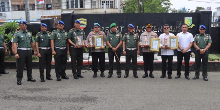 Sinergitas Perangi Narkoba, Kabid Propam Polda Sumut Direward Komandan Puspomad