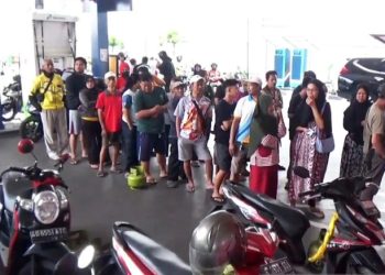 Warga Antri Gas Elpiji di SPBU Fatmawati