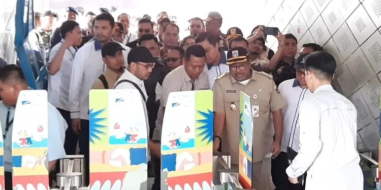 Bang Doel Agendakan Naik Angkot Seminggu Sekali