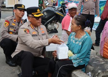 Ramadan Berkah, Kapolrestabes Medan Bagikan Takjil ke Pengguna Jalan di Tuntungan