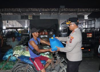 Aksi Peduli di Bulan Ramadan, Kombes Gidion Beri Bantuan Sembako ke Tukang Betor
