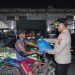 Aksi Peduli di Bulan Ramadan, Kombes Gidion Beri Bantuan Sembako ke Tukang Betor