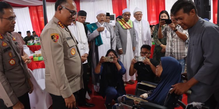 Buka Puasa Bersama Ulama dan OKP, Polrestabes Medan Serahkan Kursi Roda