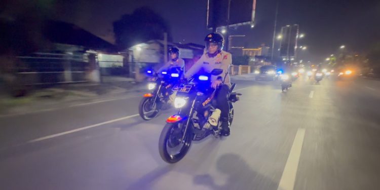 Gunakan Sepeda Motor, Kombes Gidion Terabas Masuk Gang-gang Kecil