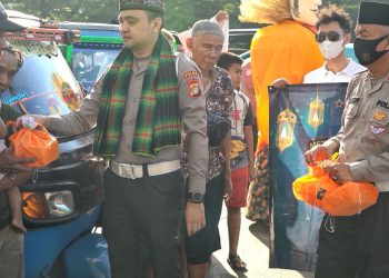 Unik, Polantas bagi Takjil Sambil Boyong Ondel-ondel Betawi