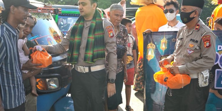Unik, Polantas bagi Takjil Sambil Boyong Ondel-ondel Betawi