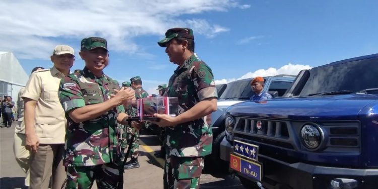 Menhan Serahkan 700 Unit Maung MV3 untuk TNI-Polri