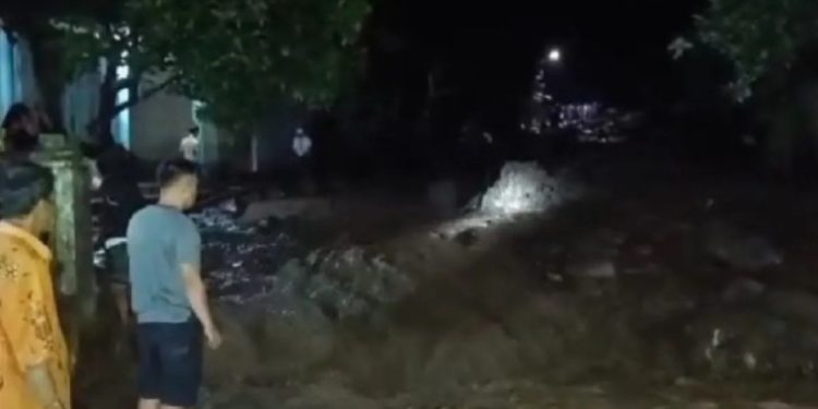 Bondowoso Diterjang Banjir Bandang, Rumah Rusak & Jembatan Antar Dusun Putus