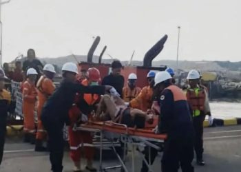 15 Korban Kebakaran Kapal Tugboat di Utara Lamongan telah Dievakuasi