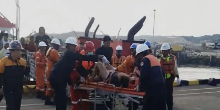 15 Korban Kebakaran Kapal Tugboat di Utara Lamongan telah Dievakuasi