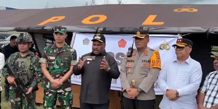 Bupati Yahukimo Bantah Tudingan TNI-Polri jadi Guru & Nakes