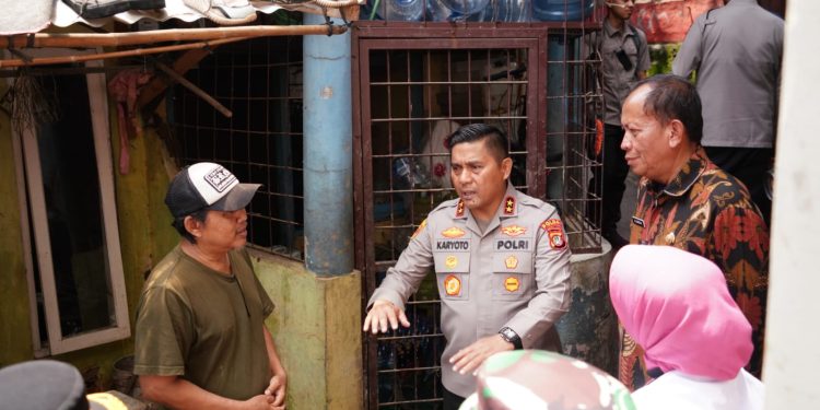 Kapolda PMJ Sambangi Lokasi Pengungsian Warga Terdampak Banjir di Pancoran