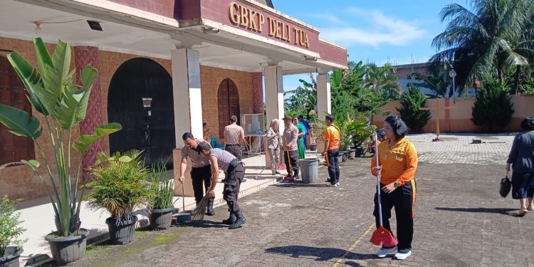 Jelang Paskah, Polrestabes Medan & Polsek Jajaran Bersihkan Gereja