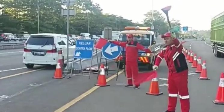 Tol Jagorawi arah Puncak Diberlakukan Contraflow