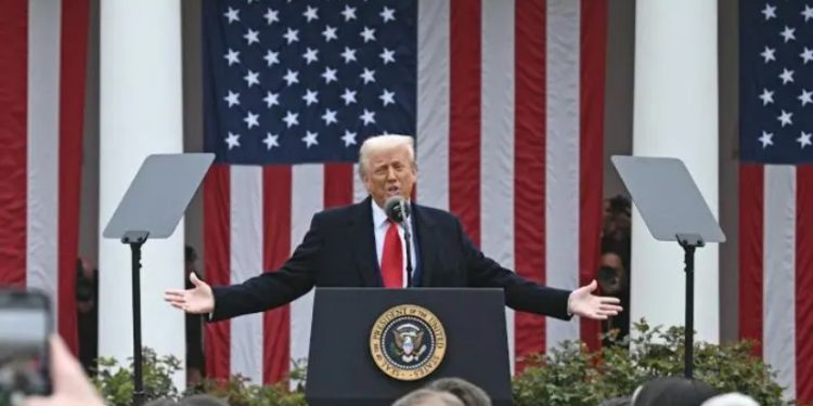 Trump Bebaskan Tarif Impor Elektronik Cina