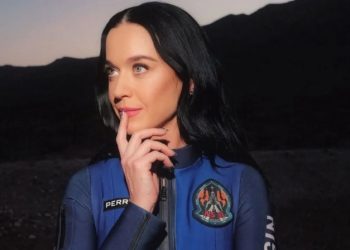 Katy Perry Kembali ke Bumi setelah Wisata ke luar Angkasa