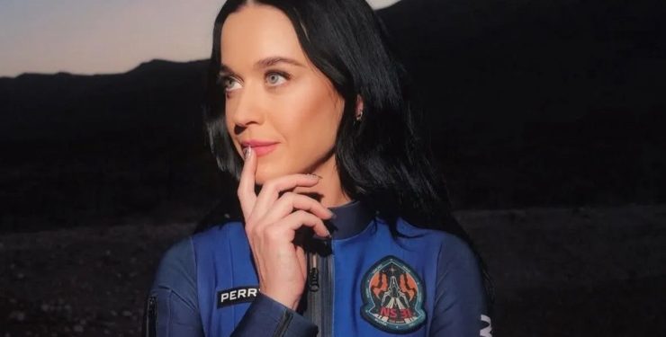 Katy Perry Kembali ke Bumi setelah Wisata ke luar Angkasa