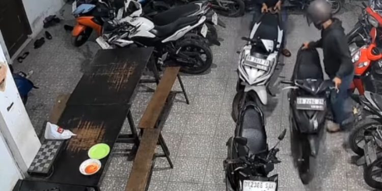 Terekam CCTV, 2 Sepeda Motor Mahasiswa Hilang dalam Kosan di Tembung
