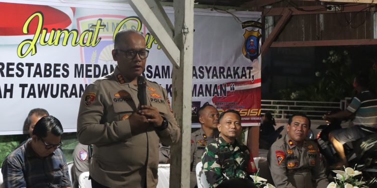 Jumat Curhat di Desa Saentis, Kombes Gidion Ingatkan Pentingnya Peduli Sekitar