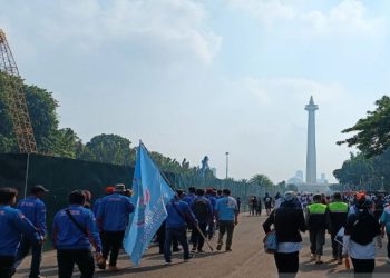 Massa Buruh Mulai Padati Monas
