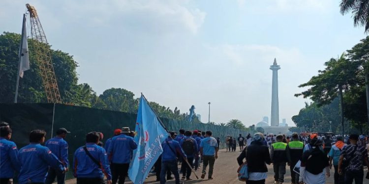 Massa Buruh Mulai Padati Monas