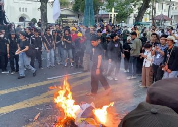 Mahasiswa & Buruh Bakar Ban di Depan Kantor Gubernur Sumut