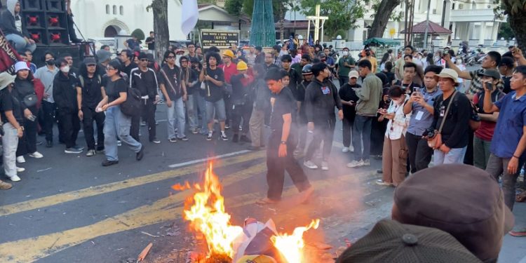 Mahasiswa & Buruh Bakar Ban di Depan Kantor Gubernur Sumut