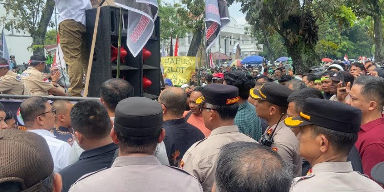 Demo Ojol di Depan Kantor Gubsu, 350 Personel Gabungan Dikerahkan