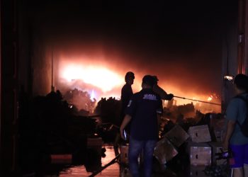 Kebakaran Hebat Hanguskan 6 Gudang di Kompleks Cemara Cahaya Mas