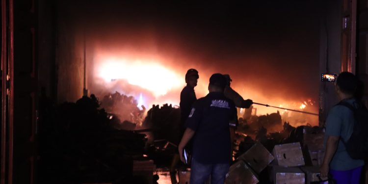Kebakaran Hebat Hanguskan 6 Gudang di Kompleks Cemara Cahaya Mas