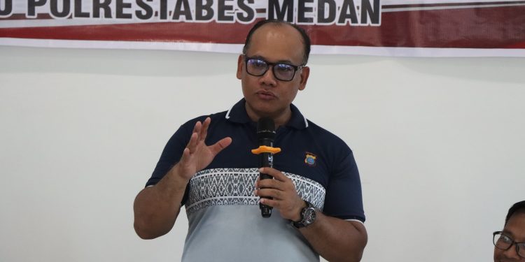 Kapolrestabes Medan Jalan Santai & Jumat Curhat di Delitua