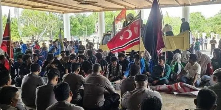 Kecam Kemendagri, Massa di Aceh Kibarkan Bendera Bulan Bintang