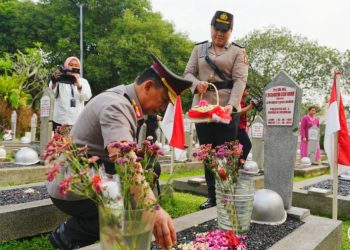 Sambut HUT Bhayangkara ke-79, Kapolri Ziarah ke TMP Kalibata