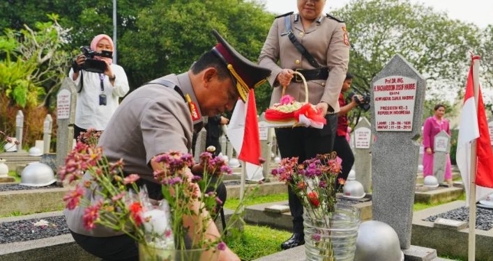 Sambut HUT Bhayangkara ke-79, Kapolri Ziarah ke TMP Kalibata