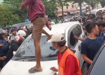 Diteriaki Maling, Mobil Putih Dirusak Warga di Medan