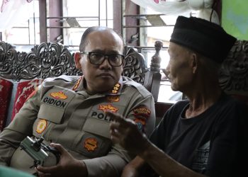 Kombes Gidion Sambangi Rumah Kakek Disabilitas Korban Penipuan & Pencurian