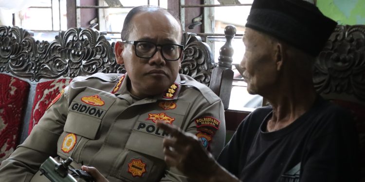 Kombes Gidion Sambangi Rumah Kakek Disabilitas Korban Penipuan & Pencurian