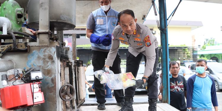 Polrestabes Medan Bakar Barang Bukti Puluhan Kilo Sabu dan Happy Water