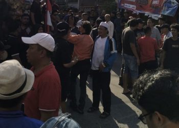 Warga Geruduk Rumah Ahmad Sahroni di Tanjung Priok
