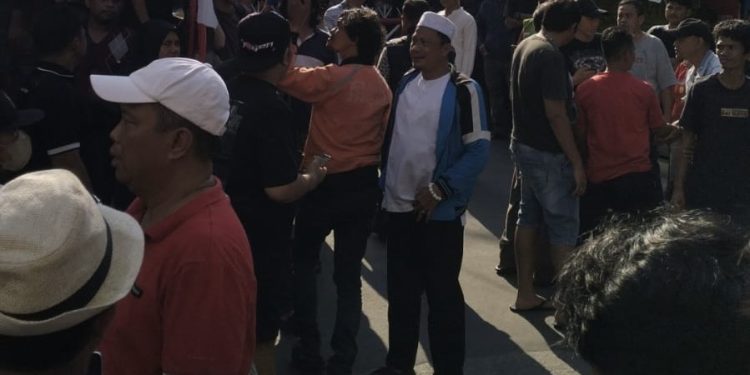 Warga Geruduk Rumah Ahmad Sahroni di Tanjung Priok