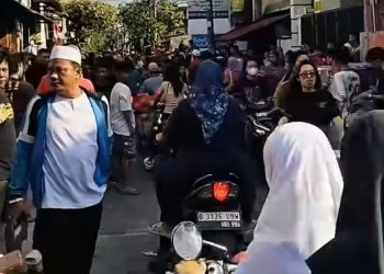 Warga Geruduk Rumah Ahmad Sahroni di Tanjung Priok