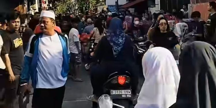 Warga Geruduk Rumah Ahmad Sahroni di Tanjung Priok