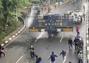 Demo Ricuh, Mahasiswa Bentrok dengan Aparat